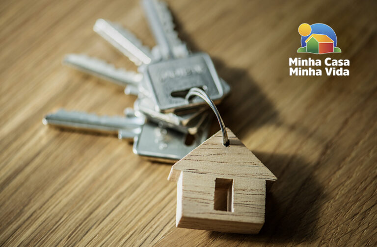 Close up view hand of property realtor giving house keys to new owner after signing contract. Real estate, mortgage and loan Imagem para ilustrar texto de blog sobre o programa Minha Casa, Minha Vida.