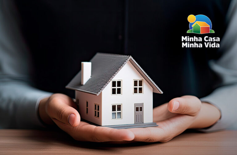 Close up view hand of property realtor giving house keys to new owner after signing contract. Real estate, mortgage and loan Imagem para ilustrar texto de blog sobre Minha Casa, Minha Vida